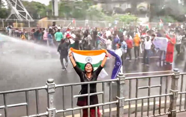 యుద్ధరంగంగా మారిన కోల్‌కతా రోడ్లు