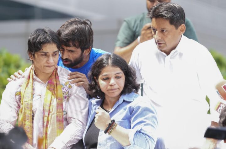 భావోద్వేగంతో ఢిల్లీ చేరిన వినేశ్‌ ఫోగాట్‌.. ఘనస్వాగతం