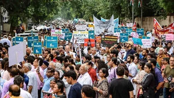 బెంగాల్ హత్యాచార ఘటనలో కథనాల గందరగోళం