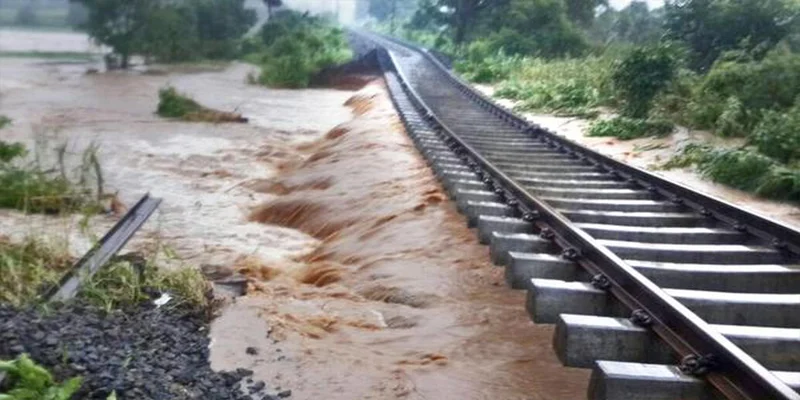 సగం విజయవాడను వరదల నుండి కాపాడిన రైల్వే లైన్లు