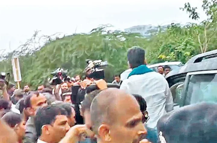 వరద ప్రభావిత ప్రాంతాల్లో సీఎం, మంత్రులకు నిరసన సెగ