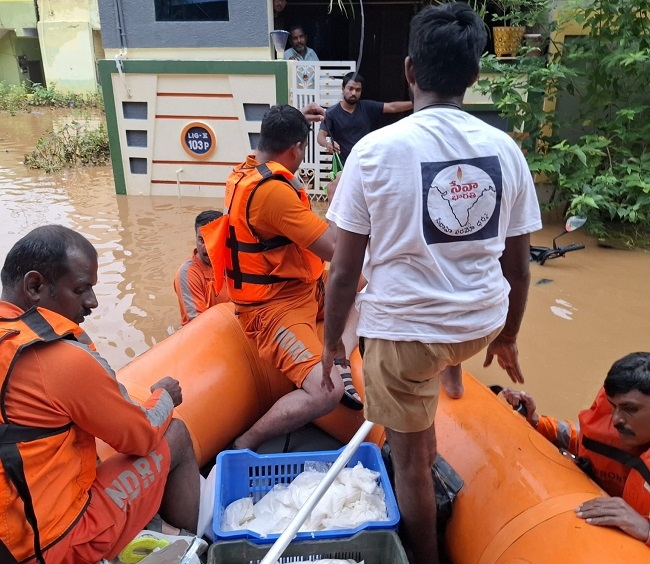 విజయవాడలో వరద బాధితులకు స్వయం సేవకుల సేవలు విజయవాడలో వరద బాధితులకు స్వయం సేవకుల సేవలు