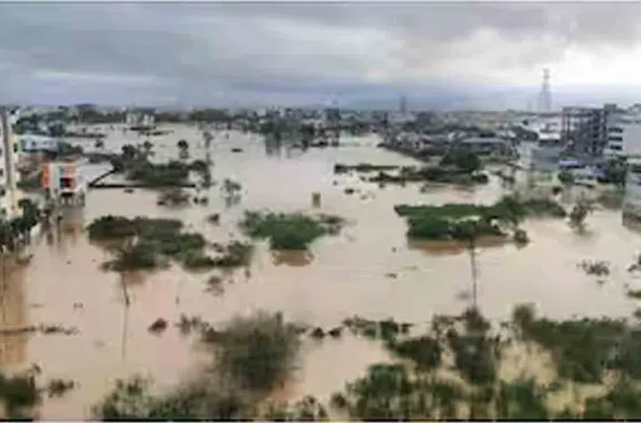 బుడమేరు వరద ముంపు తొలగడంతో కోలుకుంటున్న విజయవాడ