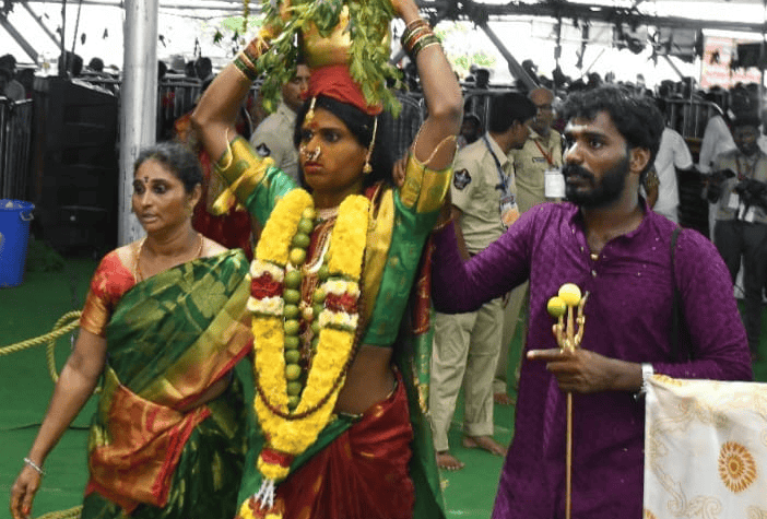 లక్షలలో భవానీలు రాకతో ఎరుపెక్కిన ఇంద్రకీలాద్రి