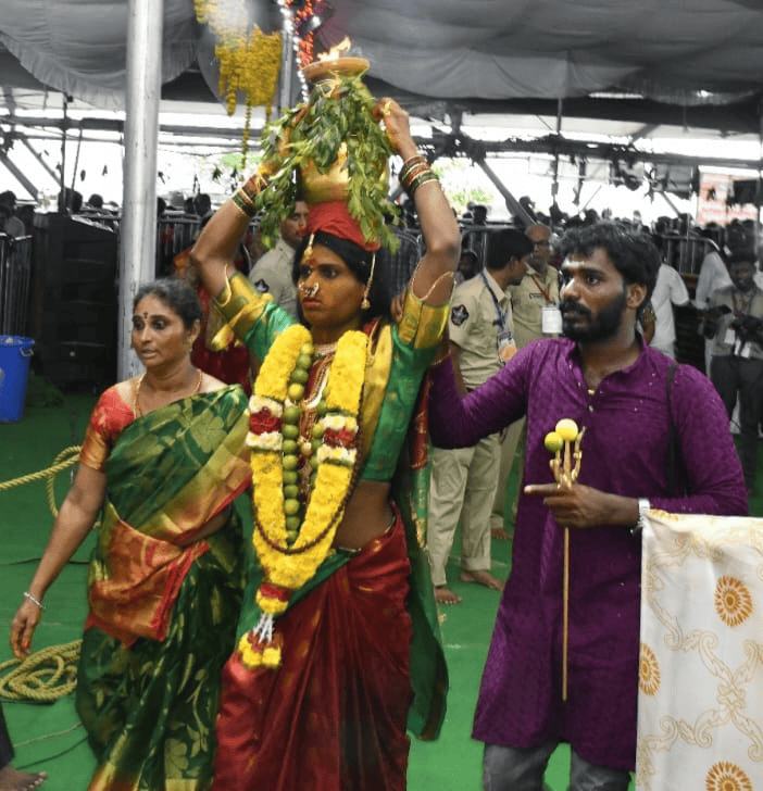 లక్షలలో భవానీలు రాకతో ఎరుపెక్కిన ఇంద్రకీలాద్రి