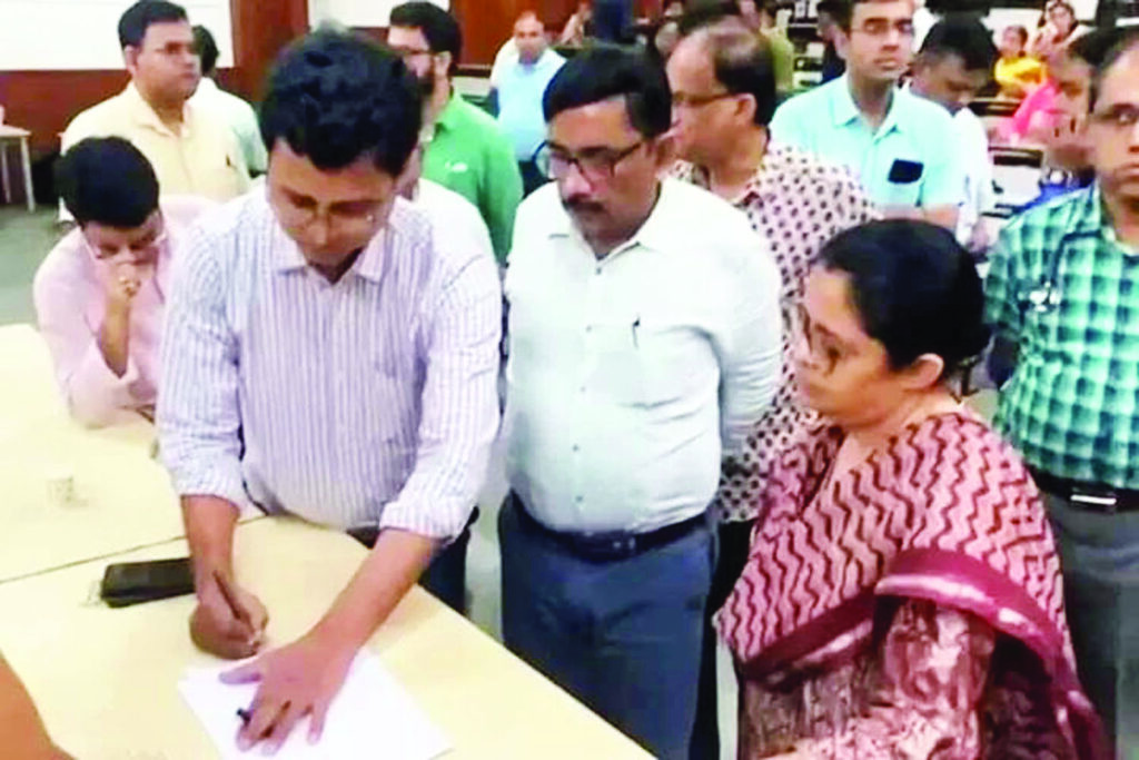 50 మంది సీనియర్‌ డాక్టర్ల మూకుమ్మడి రాజీనామా
