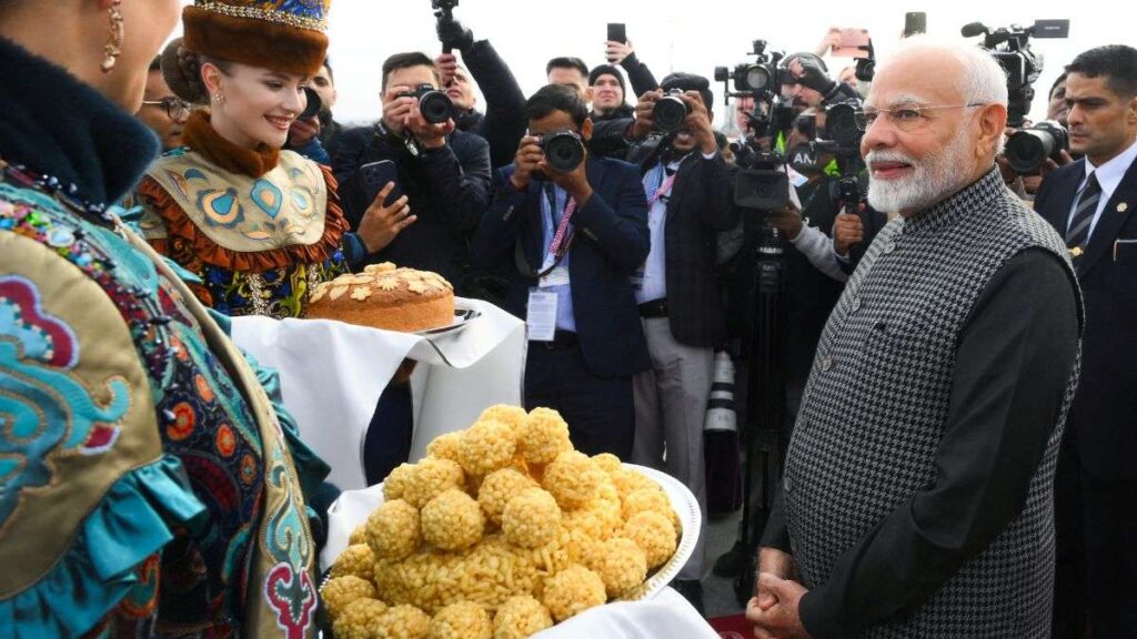 ప్రధాని మోదీకి రష్యాలో ఘన స్వాగతం ప్రధాని మోదీకి రష్యాలో ఘన స్వాగతం
