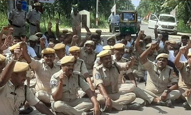 విధుల నుంచి 10 మంది పోలీసుల తొలగింపు