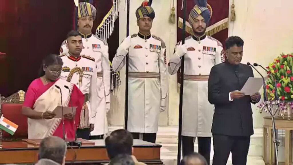 కాగ్ అధిపతిగా సంజయ్మూర్తి ప్రమాణం కాగ్ అధిపతిగా సంజయ్మూర్తి ప్రమాణం