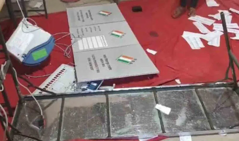 మహారాష్ట్రలో పోలింగ్‌ బూత్‌ ధ్వంసం.. పలు చోట్ల నిలిచిన ఓటింగ్‌