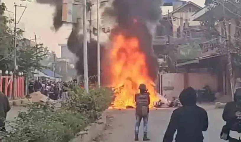 మణిపూర్ లో సీఎం, మంత్రుల ఇళ్లపై నిరసనకారులు దాడి