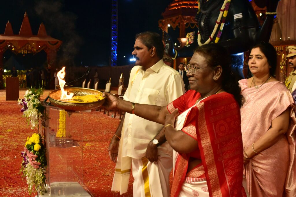 తొలి కార్తీక దీపాన్ని వెలిగించిన రాష్ట్రపతి ముర్ము