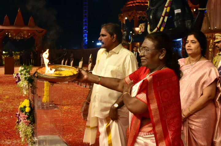 తొలి కార్తీక దీపాన్ని వెలిగించిన రాష్ట్రపతి ముర్ము