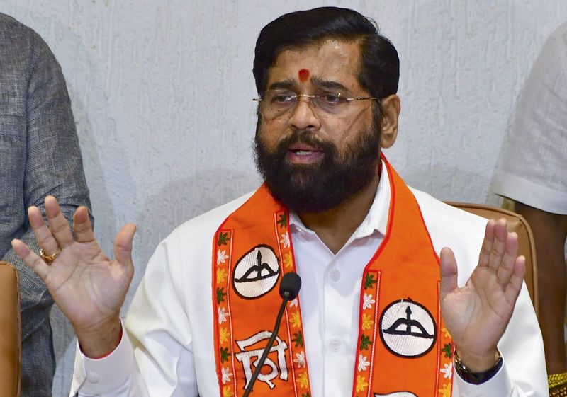 ముఖ్యమంత్రి పదవి పోటీ నుండి షిండే వెనకడుగు ముఖ్యమంత్రి పదవి పోటీ నుండి షిండే వెనకడుగు