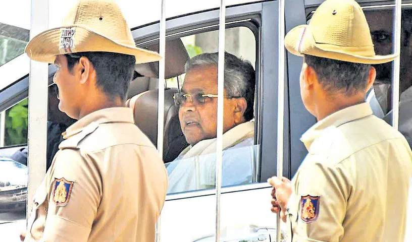 లోకాయుక్త విచారణకు హాజరైన సిద్దరామయ్య