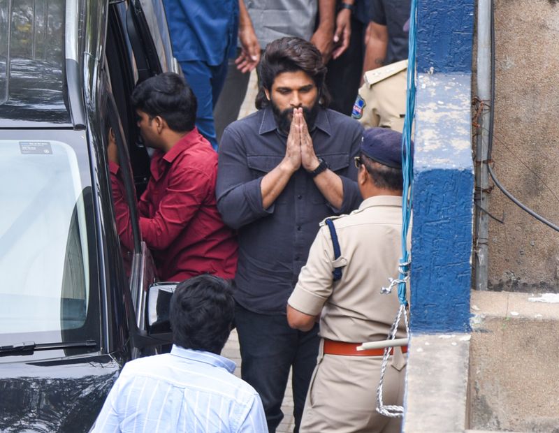 రెండున్నర గంటల పాటు అల్లు అర్జున్ ను ప్రశ్నించిన పోలీసులు రెండున్నర గంటల పాటు అల్లు అర్జున్ ను ప్రశ్నించిన పోలీసులు