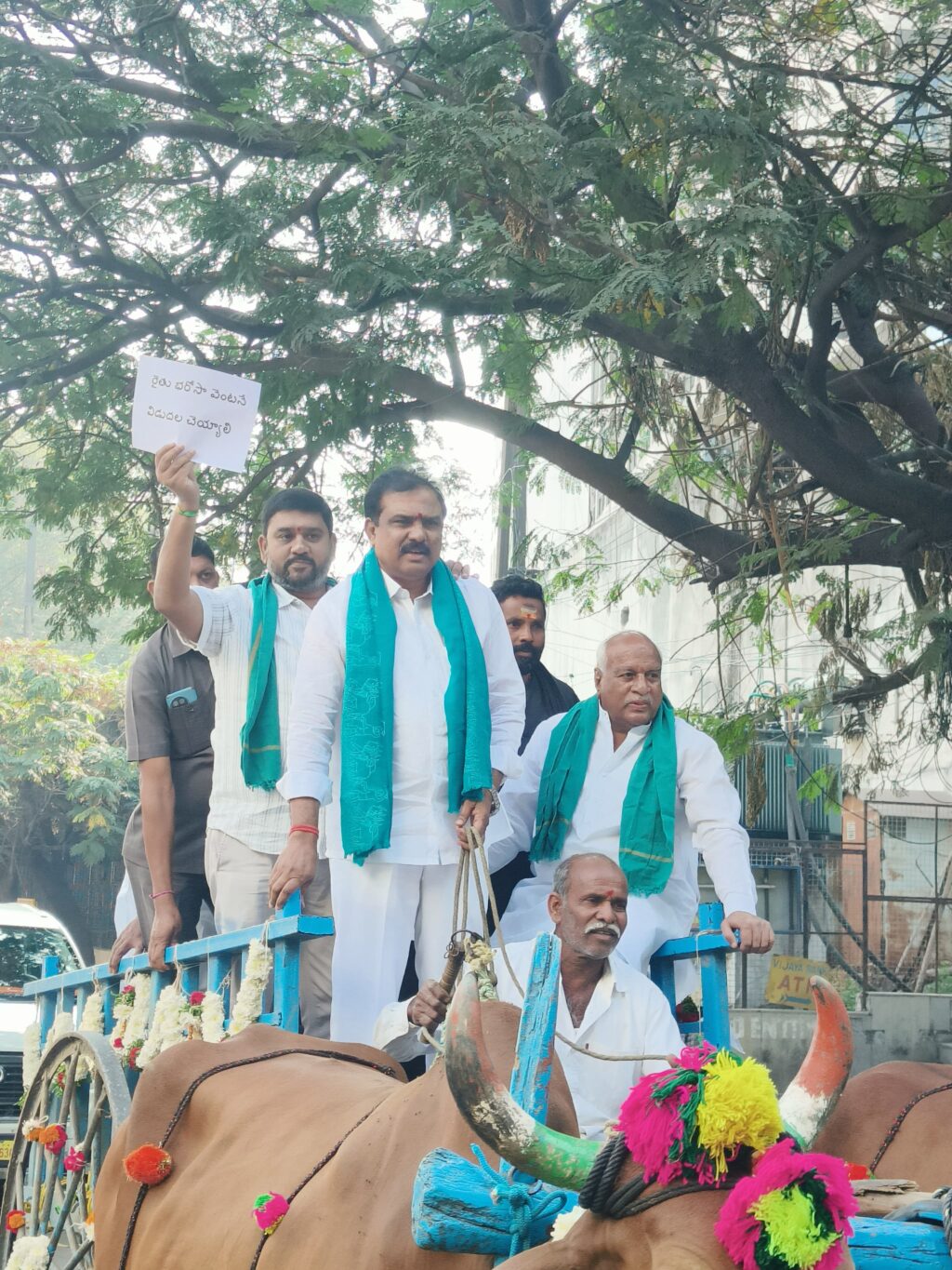 ఎండ్ల బండిపై అసెంబ్లీ సమావేశాలకు బిజెపి ఎంఎల్ఎలలు