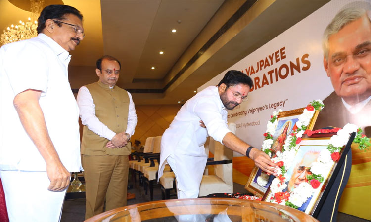 వాజపేయి స్పూర్తితో యువత సాగాలి