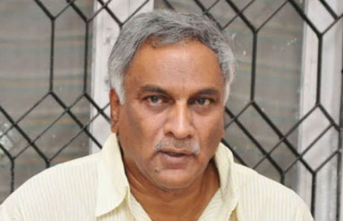 హీరోలు ఆర్భాటంగా వెళ్లడంతోనే థియేటర్ల వద్ద తొక్కిసలాట