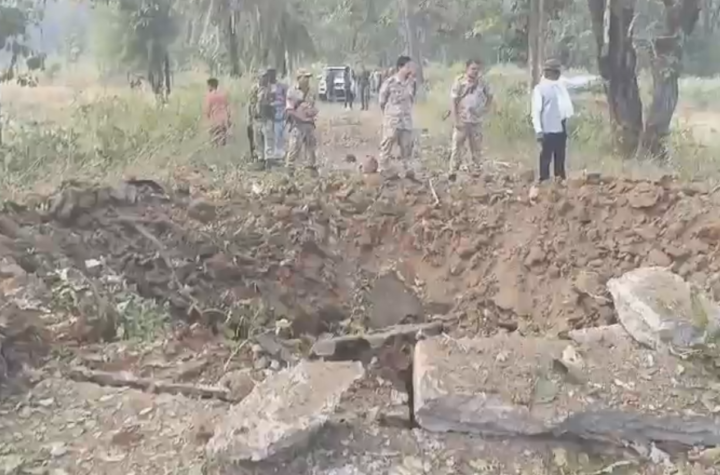 మందుపాత‌ర పేలి ఎనిమిది మంది జ‌వాన్లు మృతి