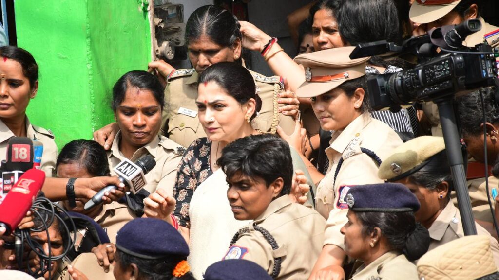మధురైలో నటి ఖుష్బూతో సహా మహిళా మోర్చా నేతల అరెస్ట్