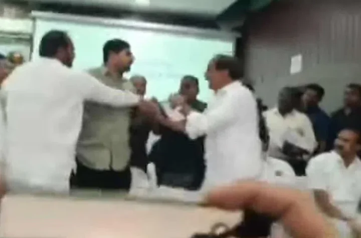 మంత్రుల ఎదుటే కొట్టుకున్న ఎమ్మెల్యేలు