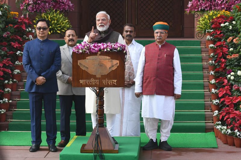 మొదటిసారి విదేశాల నుండి నిప్పు రవ్వలు లేవు