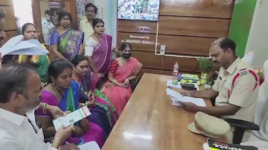 పోలీసుల విచారణకు పేర్ని నాని సతీమణి జయసుధ