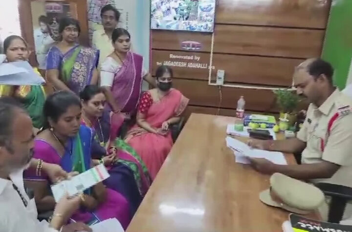 పోలీసుల విచారణకు పేర్ని నాని సతీమణి జయసుధ