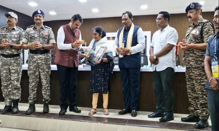 మావోయిస్టు అగ్రనేత మల్లోజుల సతీమణి తారక్క లొంగుబాటు మావోయిస్టు అగ్రనేత మల్లోజుల సతీమణి తారక్క లొంగుబాటు