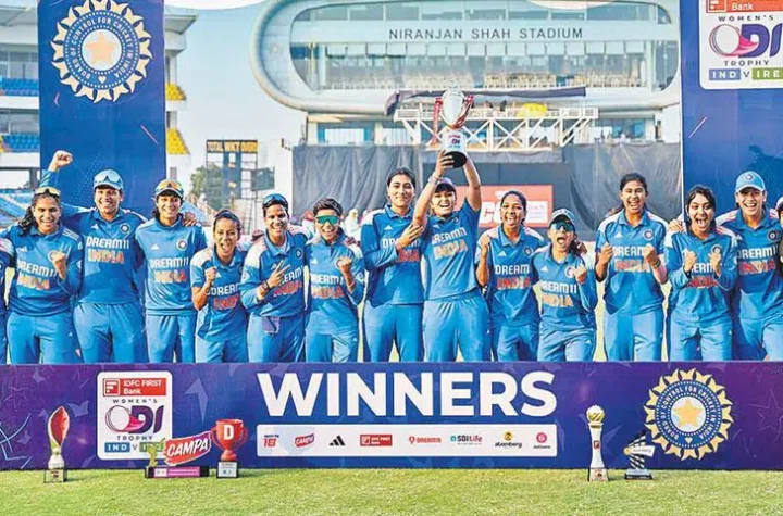 తొలిసారి 400కు పైగా పరుగులతో  మహిళా జట్టు రికార్డు