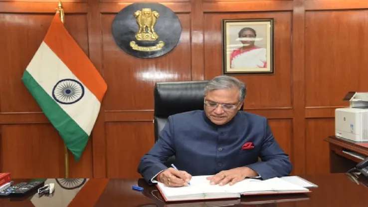 సీఈసీగా బాధ్యతలు చేపట్టిన జ్ఞానేశ్ కుమార్ సీఈసీగా బాధ్యతలు చేపట్టిన జ్ఞానేశ్ కుమార్