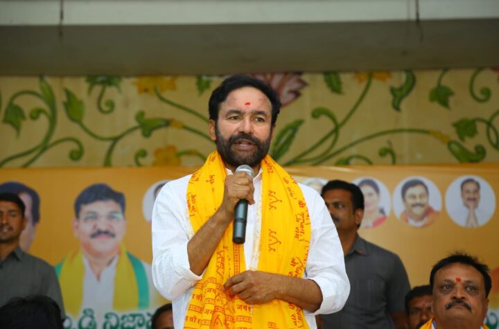 అరచేతిలో వైకుంఠం చూయిస్తుండ్రు