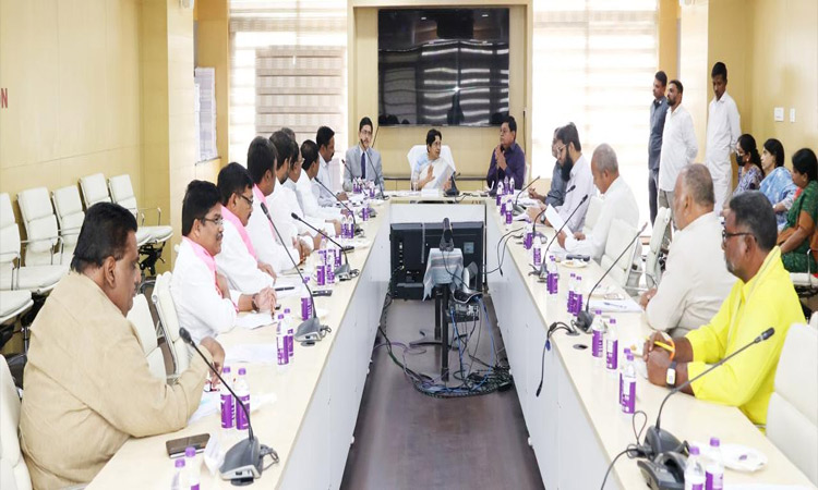 ఏకగ్రీవమైన చోట ‘నోటా’తో ఎన్నిక నిర్వహణపై భిన్నాభిప్రాయం ఏకగ్రీవమైన చోట ‘నోటా’తో ఎన్నిక నిర్వహణపై భిన్నాభిప్రాయం