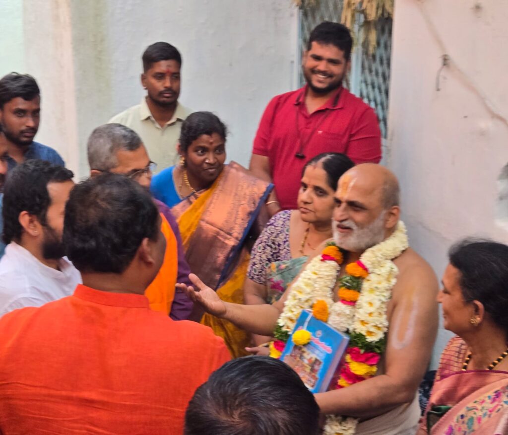 ప్రధానార్చకులు రంగరాజన్ కు విహెచ్పీ బృందం పరామర్శ ప్రధానార్చకులు రంగరాజన్ కు విహెచ్పీ బృందం పరామర్శ
