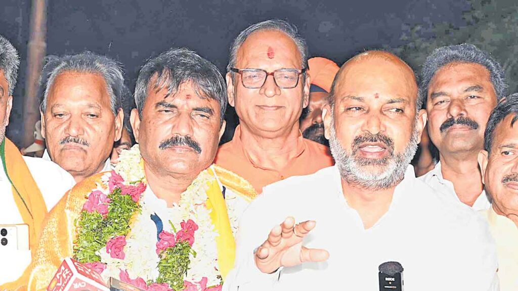 కరీంనగర్ గ్రాడ్యుయేట్‌ ఎమ్మెల్సీ స్థానం బీజేపీ కైవసం