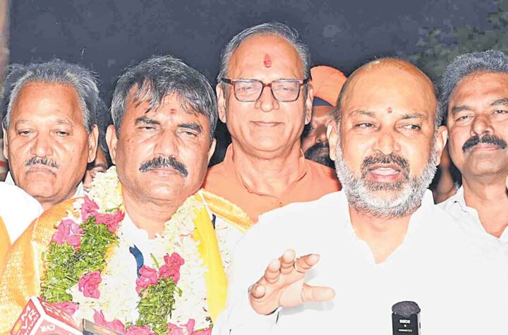 కరీంనగర్ గ్రాడ్యుయేట్‌ ఎమ్మెల్సీ స్థానం బీజేపీ కైవసం