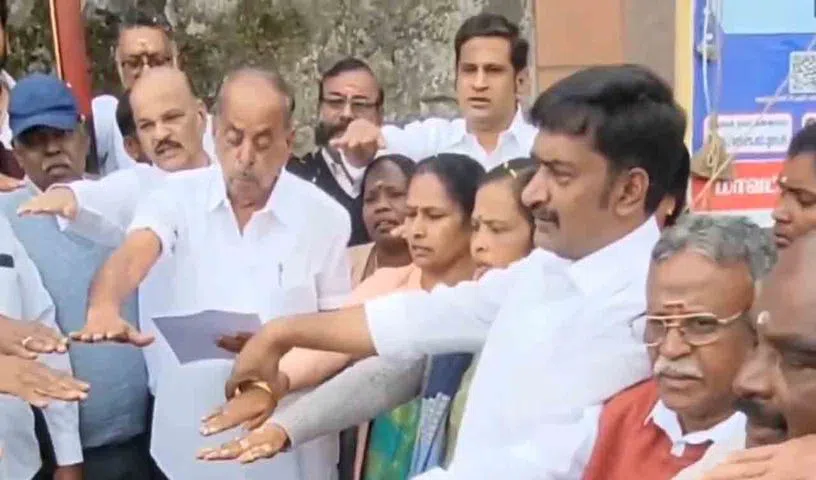 దొంగలను, డీఎంకే నేతలను వేరుగా చూడలేం దొంగలను, డీఎంకే నేతలను వేరుగా చూడలేం
