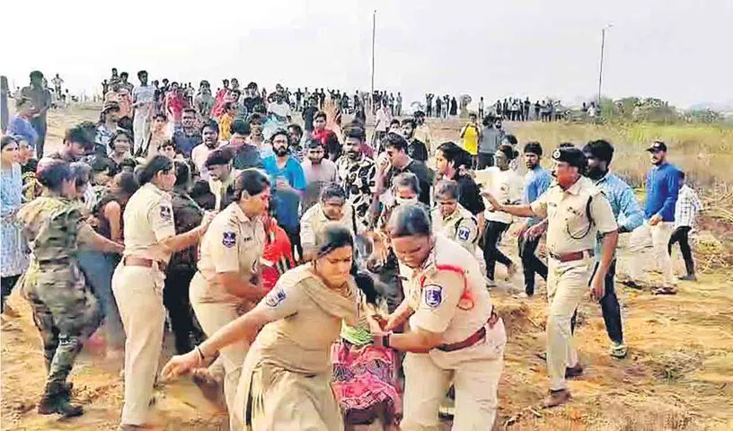 హెచ్‌సీయూలోకి బుల్డోజర్‌ తో విద్యార్ధులపై పోలీసుల దాడి