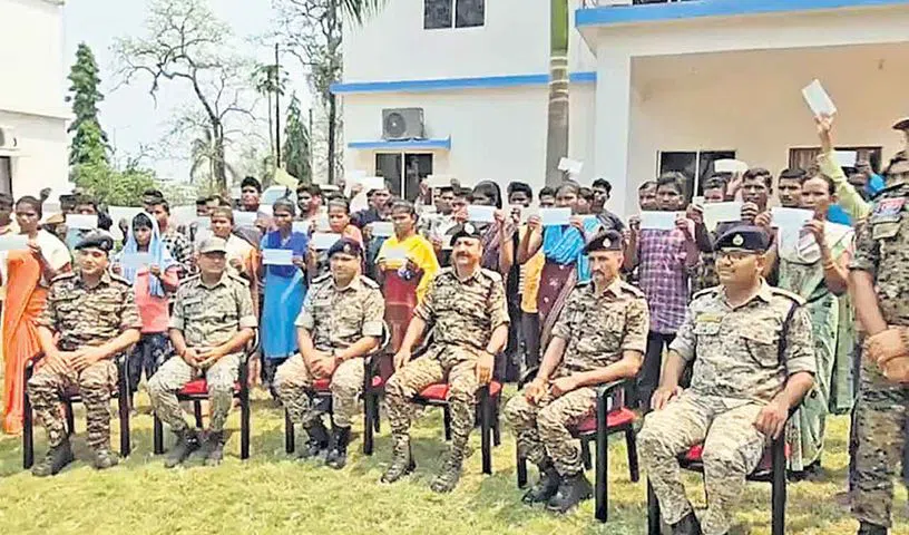 బీజాపూర్ లో 50 మంది మావోయిస్టులు లొంగుబాటు బీజాపూర్ లో 50 మంది మావోయిస్టులు లొంగుబాటు