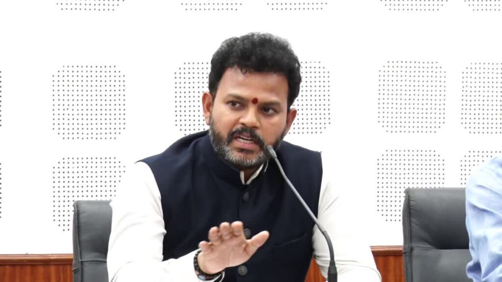 ఎయిర్ పోర్టులు నిర్మించేది కేంద్రం, రాష్ట్ర ప్రభుత్వాలు కాదు 