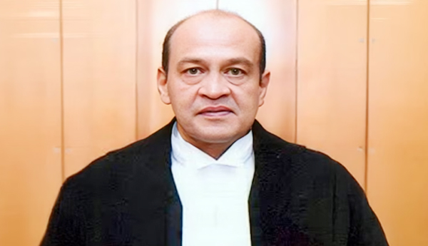 మంటలను ఆర్పడానికి వెడితే జడ్జ్ ఇంట్లో నోట్ల కట్టలు
