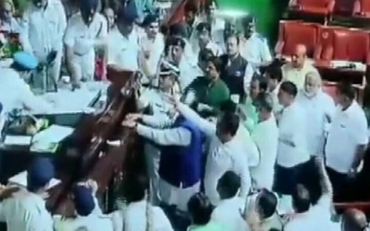 కర్ణాటకలో బిజెపి ఎమ్యెల్యేల సస్పెన్షన్లపై గవర్నర్ కు ఫిర్యాదు