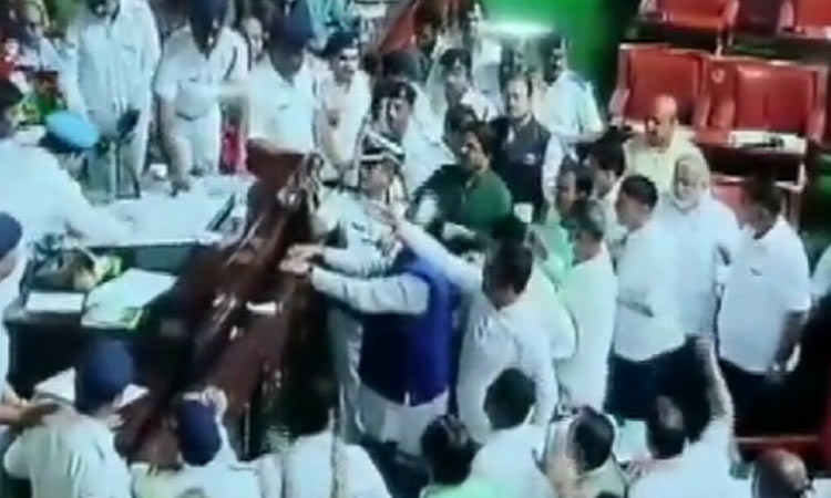 కర్ణాటకలో బిజెపి ఎమ్యెల్యేల సస్పెన్షన్లపై గవర్నర్ కు ఫిర్యాదు