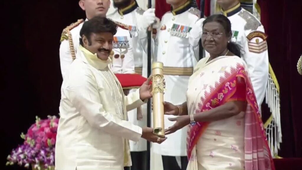 పద్మభూషణ్‌ అవార్డు అందుకున్న బాలకృష్ణ