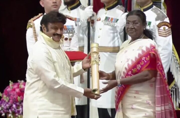 పద్మభూషణ్‌ అవార్డు అందుకున్న బాలకృష్ణ