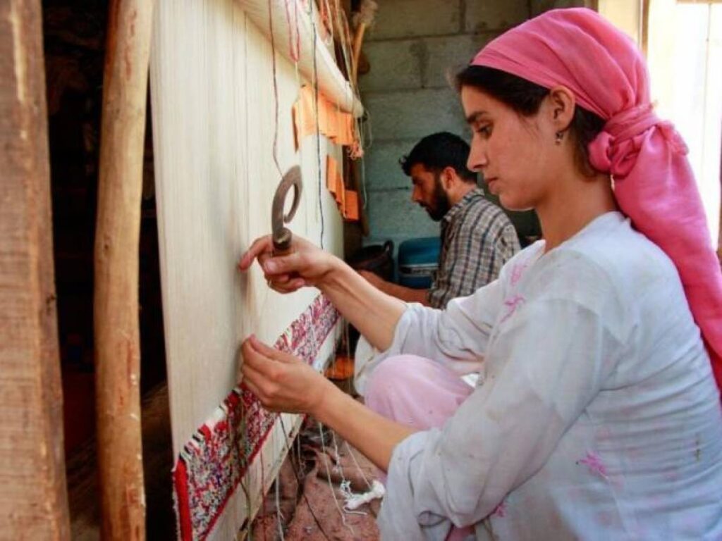 కశ్మీరీ తివాచీపై ట్రంప్ సుంకాల పిడుగు