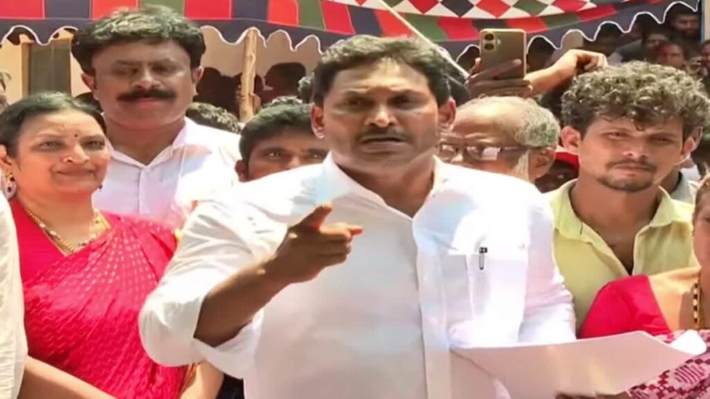 తప్పు చేసినవారి బట్టలూడదీస్తాం.. పోలీసులకు జగన్ హెచ్చరిక తప్పు చేసినవారి బట్టలూడదీస్తాం.. పోలీసులకు జగన్ హెచ్చరిక