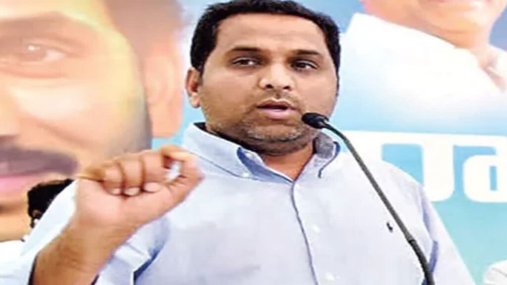 శంషాబాద్ ఎయిర్ పోర్ట్ లో రాజ్ కసిరెడ్డి అరెస్ట్ శంషాబాద్ ఎయిర్ పోర్ట్ లో రాజ్ కసిరెడ్డి అరెస్ట్
