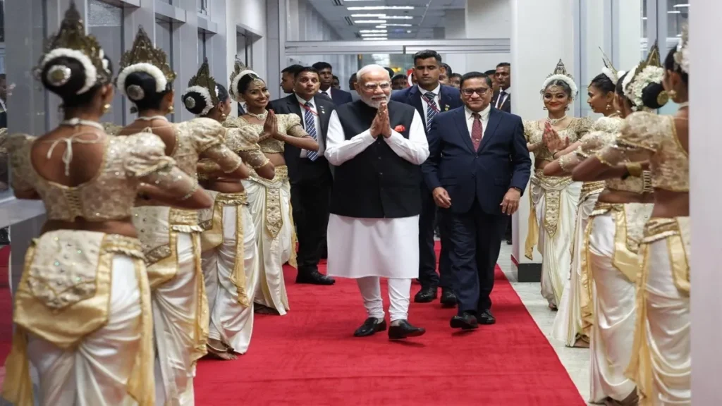 మోదీకి విమానాశ్రయంలో ఐదుగురు శ్రీలంక మంత్రుల స్వాగతం మోదీకి విమానాశ్రయంలో ఐదుగురు శ్రీలంక మంత్రుల స్వాగతం
